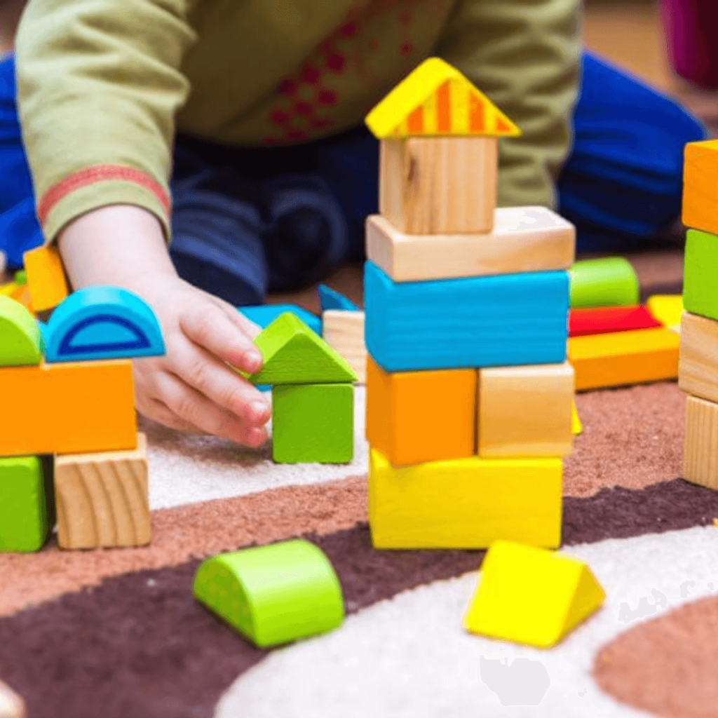 imagem de criança brincando com blocos